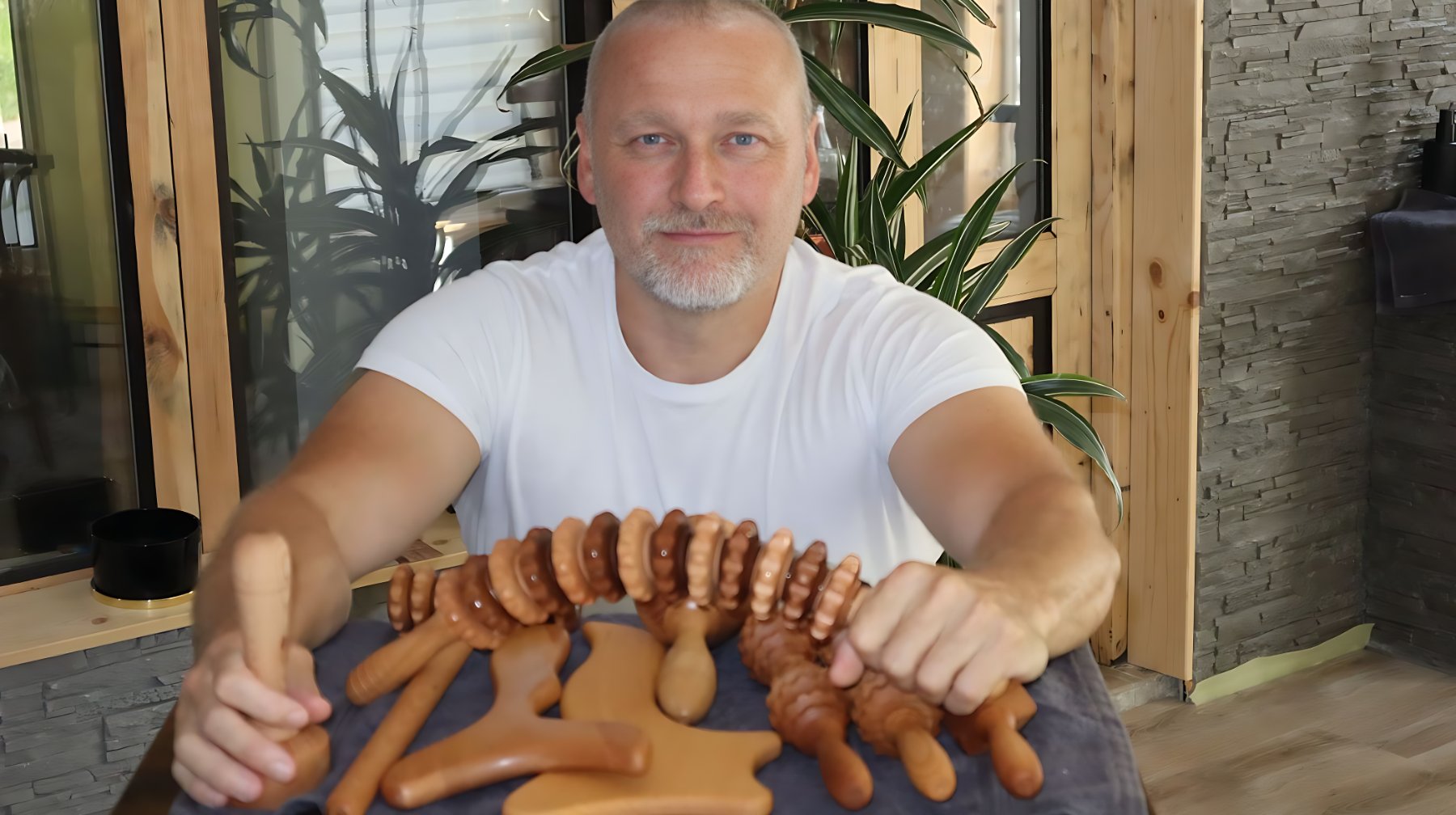 Richard Kulda ve svém salonu